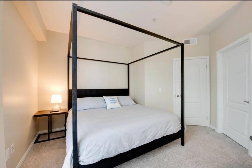 The Nest A Spacious 1 Bedroom Apartment With A Pool View 로스앤젤레스 외부 사진